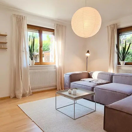 Mit Garten & Garage Villa *